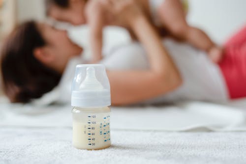 dojčenské mlieko vo fľaši